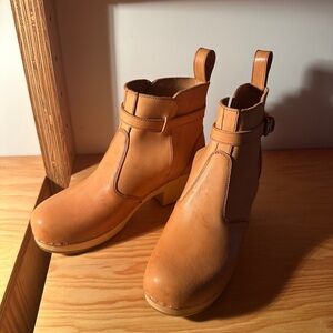 New in box Swedish hasbeen tan leather clogs